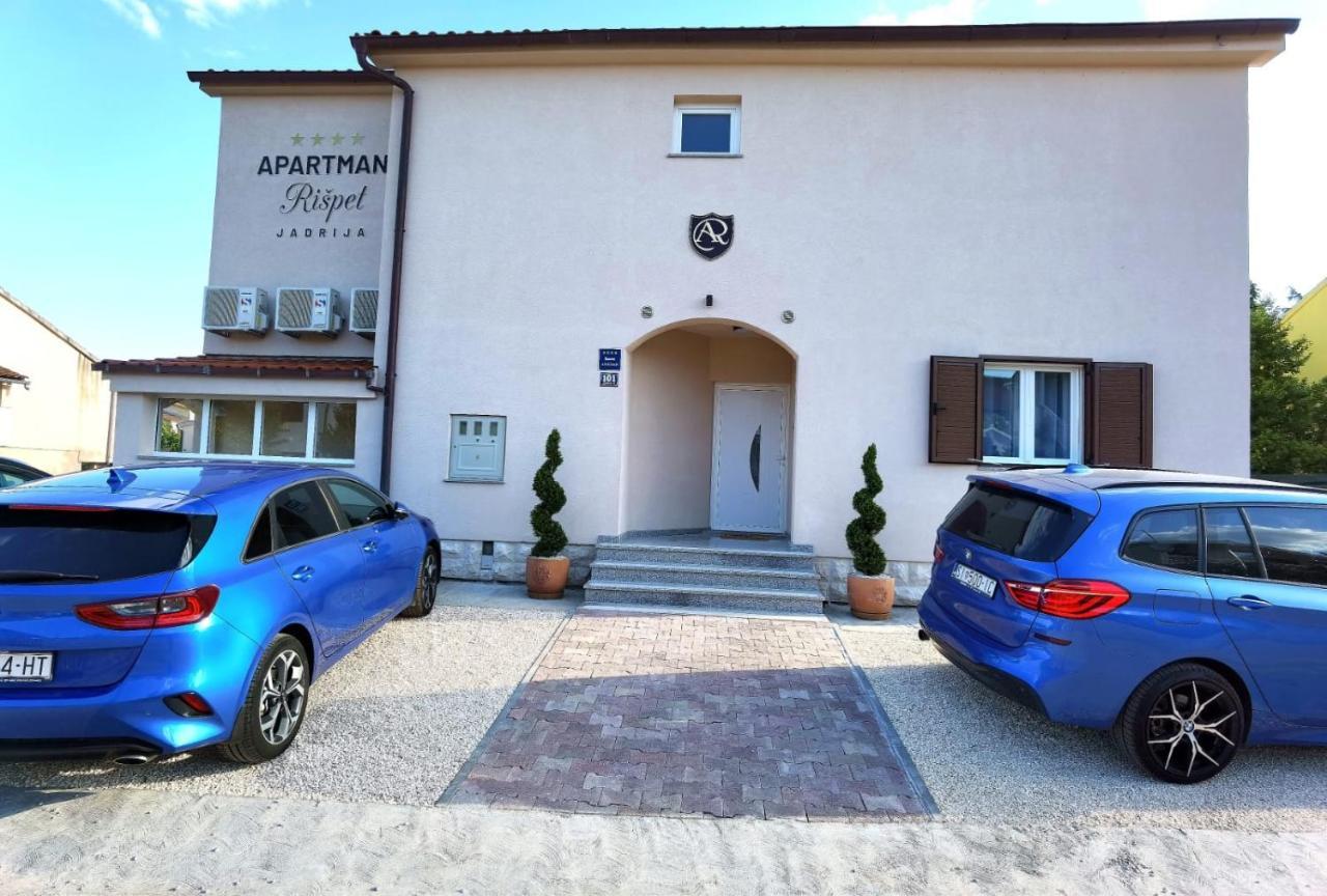 שיבניק Apartmani Rispet מראה חיצוני תמונה